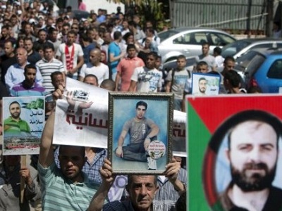 Palestinian demand release of prisoners in Israeli prisons. (palsolidarity)