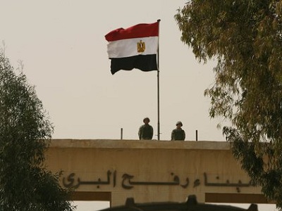 Egyptian soldiers at the Egypt-Rafah border crossing. (Photo: IRIN)