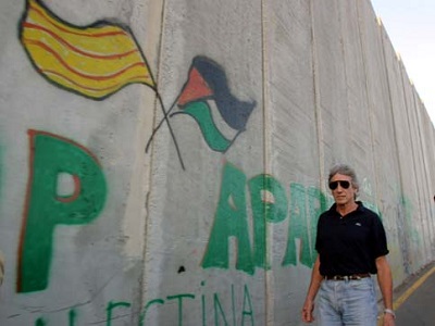 Roger Waters preparing to spray graffiti on the apartheid wall in Palestine. (Photo: War on Want)